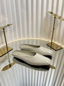 prad* 普拉达 25ss早春新款 绝美方头高跟方跟粗跟凉鞋后空单鞋。时尚界久违的极简之美 经典时尚配色 毫不费力的优雅风来袭 时髦 精致 绝美 方头开边珠外