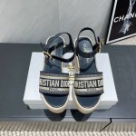 出厂: 独家顶级版本 dior 迪奥 25Ss 夏季高版本新款凉鞋. 圆头厚底凉鞋 简约超级百搭. 上脚完美奢华可任意搭配春夏服饰. 脚感更是舒适 材质原版完美
