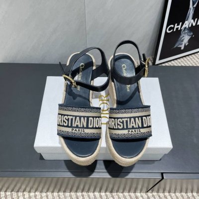 出厂: 独家顶级版本 dior 迪奥 25Ss 夏季高版本新款凉鞋. 圆头厚底凉鞋 简约超级百搭. 上脚完美奢华可任意搭配春夏服饰. 脚感更是舒适 材质原版完美