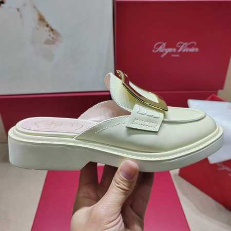 Roger Vivier 225 罗杰维维亚春夏新款花朵钻扣乐福鞋单鞋，亮面漆皮搭配钻扣，一眼被惊艳到仙女们确定不拿下这款绝美玛丽珍单鞋气场妥妥的安排上夏日搭配 - 点击图像关闭