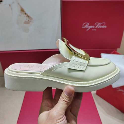 Roger Vivier 225 罗杰维维亚春夏新款花朵钻扣乐福鞋单鞋，亮面漆皮搭配钻扣，一眼被惊艳到仙女们确定不拿下这款绝美玛丽珍单鞋气场妥妥的安排上夏日搭配