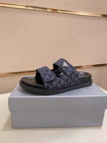 工厂P价 Prada 拖鞋 顶级代购 男士春夏拖鞋专柜同步 鞋面意大利进口牛皮搭，标志图形高品质工艺，鞋底：原厂特供原版底，独家活动成型底超级舒适，原厂跟单货，