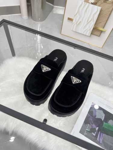 Prada 普拉达2025春夏新款拖鞋魔术贴凉鞋 最新走秀款，经典升级 舒适度与时髦度并存 每个颜色搭配都好看，设计搭配不同风格需求 鞋面：原版定制牛皮 内里: