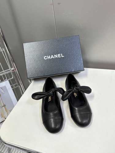 半拖 单鞋 CHANEL香奈儿蝴蝶结松紧一字带平单鞋 蝴蝶结玛丽珍单鞋第一眼看上就被种草了根据天气变化自由穿搭！套上袜套春夏秒变可爱单鞋！秒变魔法公主鞋面采用混