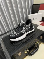出厂价Pp： 迪奥Dior* 最新爆款休闲鞋，顶端品牌 奢侈～代购，顶级～质量。 鞋面選用进口透气牛皮搭配布面材质透气羊皮垫脚 精细做工。原版个性时尚柔软橡膠耐