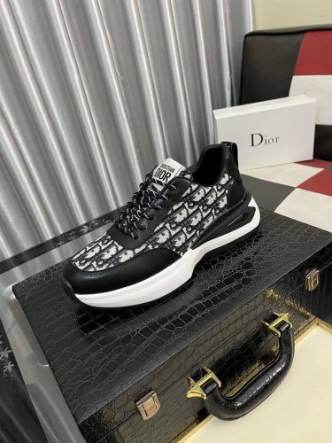 出厂价Pp： 迪奥Dior* 最新爆款休闲鞋，顶端品牌 奢侈～代购，顶级～质量。 鞋面選用进口透气牛皮搭配布面材质透气羊皮垫脚 精细做工。原版个性时尚柔软橡膠耐
