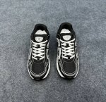 迪奥全新B30运动鞋，全新运动鞋顺应复古市场的趋势的Dadshoes风格鞋舌的Dior标志，B30运用了质感细腻的皮革和网眼布面材质拼成。鞋身两侧有显眼的字母C
