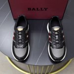出厂价pp Bally 巴利 新款男士皮革拼接休闲运动鞋 原厂小牛皮面拼接纯色网布设计风格 舒适透气效果极好 经典的B家红白条纹织带徽章装饰 饰以 Bally