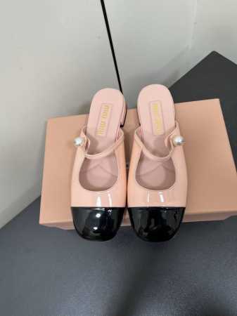 Miu Miu 缪缪 2025早春新品钮扣粗跟玛丽珍半拖穆勒鞋专柜主打最新走秀款 蝴蝶结复古玛丽珍粗跟单鞋火爆上新！ 缪家高货 顶级工艺打造精品质感 无敌舒适 - 点击图像关闭