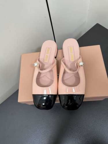 Miu Miu 缪缪 2025早春新品钮扣粗跟玛丽珍半拖穆勒鞋专柜主打最新走秀款 蝴蝶结复古玛丽珍粗跟单鞋火爆上新！ 缪家高货 顶级工艺打造精品质感 无敌舒适