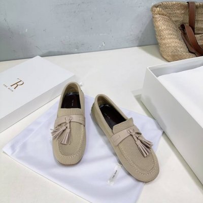 高品质出厂 小众潮牌The Row 25春新品法式复古流苏乐福鞋豆豆鞋单鞋 此款奶奶鞋有种慵懒随性的感觉 很随意的时髦 好穿不磨脚 延续了一贯的极简风格 无内衬