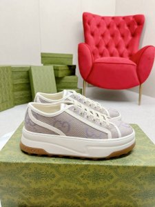 橙子出厂价p gucci 古驰 经典刺绣Gg低帮老花厚底帆布鞋 休闲鞋板鞋 情侣款 这件亮眼吸睛的单品从网球世界中汲取创作灵感 这款运动鞋采用同色调米色和乌木色