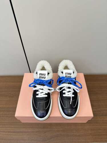 缪缪miumiu 2024ss 羊羔毛休闲运动鞋 新款休闲鞋厚底小白鞋 少女味一足，能把休闲鞋打造的如此甜美，只有M才能做到了，上脚气场一足，随意搭配，长裙，短