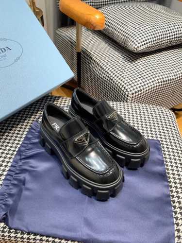 p直销 Ss23 Prada 普拉达 T台走秀款＂造梦不夜城＂，能在重要场合上用得上了，贵族气派的感觉，上脚非常完美整个系列都充满了令人兴奋和意外的元素结合，具