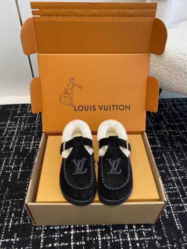 东莞代购级 官网同步盒包装 Lv fw 24 new arrival～24秋冬可爱毛毛鞋，勃肯鞋型体，玛丽珍T待设计 把时髦想要的元素融为一体！ 鞋面用皮条纯手