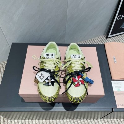 出厂： 独家顶级版本 缪缪Miumiu 2025Vs春夏新款休闲鞋系列 专柜主打最新款 休闲小白鞋硬货上新 代购级别！高级感十足！国内外博主刷爆的一款，复古又时