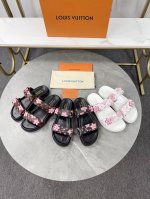 lv 路易威登 223 2025春夏新款 顶级版本原版一致 专柜主打最新款 新款沙滩鞋 硬货上新十里桃花配色 代购级别！高级感十足！国内外博主刷爆的一款，复古又