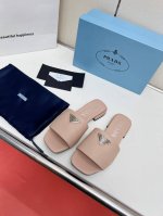 prada 普拉达 Ss春夏新品 Saffiano牛漆皮高跟拖鞋 闪亮登场 小红书各大博主推荐，彰显经典魅力。 跟高1.5Cm 面料十字纹牛皮 羊皮内里 意大利