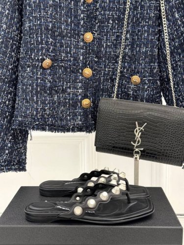 厂价 alexander Wang 亚力山大王 25Ss春夏新品人字拖鞋 精致时髦精必备单品 鞋面采用原版定制皮料 内里踮脚混种羊皮 意大利进口真皮大底 siz