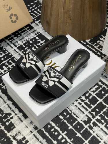 平底 -高跟210-25ss夏季新款Dior Dway蝴蝶刺绣粗跟电绣一字凉拖鞋2025最新配色这款 Dway 棉质凉拖是一款经典单品。黑色和白色棉质刺绣鞋面饰