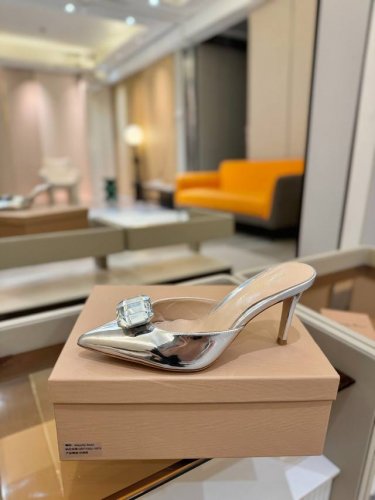 价格P： Gianvito Rossi 2025新款拖鞋 原版开发 顶级版本 代购品质 一双超美的大宝石搭配真丝尖头高跟拖鞋。大宝石在鞋面上闪耀，仿佛把银河踩在