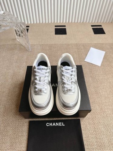 Chanel 香奈儿厚底银角大王最新的国外走秀款 2025开春度假运动鞋 以摩纳哥国际化的海滨生活方式为灵感 打造一个全新的时尚感 鞋面采用一体化成型材料 内里