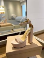 价格p： 吉安维托 罗西 Gianvito Rossi 吉安维托 罗西 Gianvito Rossi 秉承了其传统意大利工艺，专注精巧细节，打造优雅女人味，每一