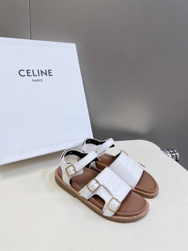 Celine思琳经典春最新爆款沙滩凉鞋夏天搭配袜子，简直绝绝子 复古的点上带上了满分时髦感颜值原版购入开发，依旧最高输出还原原版定制复古感 面料:牛皮压印工艺油