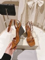 出厂价pp： 市场最高品质 独家款Brunellocucinelli Bc钢钻坡跟一字带凉鞋。经典灵感定义了这款新坡跟凉鞋的现代优雅风格。珍贵的进口牛京皮上展现