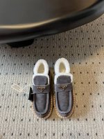 代购级版本 PRAD*A 24FW普拉达 厚底休闲羊毛深口短靴 毛毛鞋 这款运动鞋延续经久不衰的轮廓， 是新款经典单品 采用麂皮 精心制作， 提升格调 款式轻盈