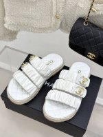 厂价 CHANE*｜小香经典春夏新品三带褶皱书包扣渔夫拖鞋韩国明星金智妮jennie同款真的推荐这款超美轮美奂的渔夫拖鞋当我第一次看到这款拖鞋的时候简直就眼前一