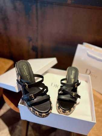 dior Chrono迪奥 高版本新款凉鞋. 简约超级百搭. 上脚完美奢华可任意搭配春夏服饰. 脚感更是舒适！ 材质原版完美复刻. 原版拆解开模. 1原版电镀古 - 点击图像关闭