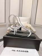 小众潮牌网红款 Jil Sander 吉尔 桑达早春爆款凉鞋系列！ 这款真的绝了 时髦到飞起 想不到有任何理由可以去拒绝这款凉鞋 随便凹个造型都满分时髦精绝对不