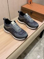 新款: 厂价 Boss* 最新爆款休闲鞋，顶端品牌奢侈～代购，顶级～质量。鞋面選用进口透气牛皮搭配织布材质透气羊皮垫脚 精细做工。原版个性时尚柔软橡膠耐磨防滑大