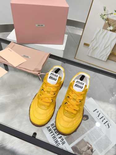 p直销 女鞋 女装 Miu 25Ss 春夏新款走秀Miumiu 德训 休闲鞋秀场工艺来自Miu Miu系列的细节特写 新季的潮流此刻挚爱的概念，多元对撞，传达现