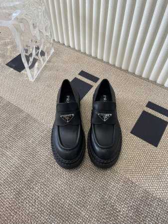 Prada 普拉达 秋冬新款黑色开边珠厚底休闲鞋 刘雯众多网红上脚，““Rad这款松糕厚底鞋今年非常 爆，穿上 增高 休闲两不失误，清爽的表现足以表达对的个个细 - 点击图像关闭