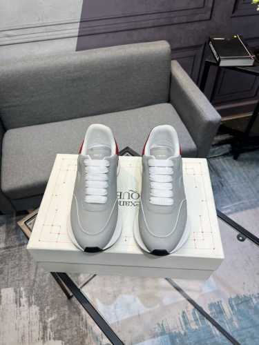 专柜最新上新 顶级高端版本alexander Mcqueen 亚历山大麦昆 最新款 阔型运动鞋小白鞋休闲鞋新色！ 后尾巴真的是太有特色太好看了，一眼爱！顶级版本