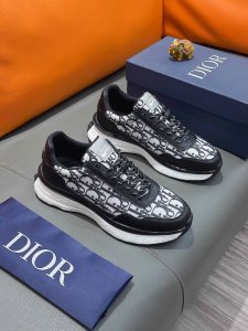 商品名称：Dior 迪奥 正规码数: 38-44 休闲鞋 商品材料：精选 牛皮鞋面，舒适羊皮内里；原厂特供大底；