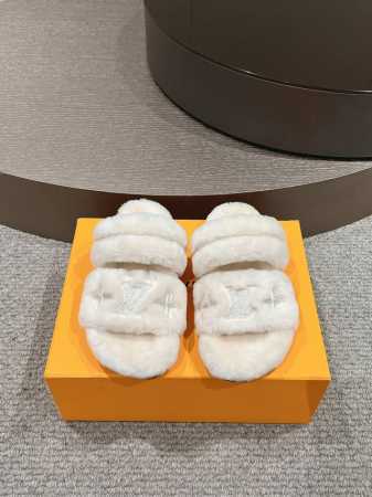 出厂 、24新款LV 新款羊毛拖鞋 这一季的又让我重新爱了它一次！这季节美鞋太多这款毛拖真的是让我无法自拔真太可爱了～ 毛茸茸的羊毛是选用欧洲进口A级羊羔毛 我 - 点击图像关闭