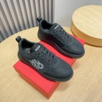 工厂P Hugo Boss 原版经典款休闲运动鞋本款是德国Boss官方旗下主打经典款，1:1质量，德国Boss原厂名师制作，鞋面采用原版布料搭配皮革制作。完美楦