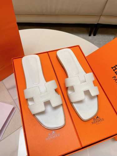 只有高端，我们如此执著！ Herme* Paris 爱马仕 H拖 慵懒又随意in，大大方方美丽，简单就是风范，高级、舒适！ 高雅穿搭，柜姐强烈推荐！ 多种顶级高