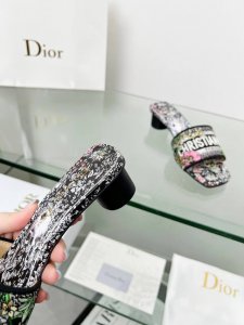 CD迪奥女士老花刺绣皮底中跟拖鞋克里斯丁迪奥一直是华丽与高雅的代名词，Oblique 印花棉质刺绣鞋面，原版定型，全套包装面料: 原版定制进口Oblique 印