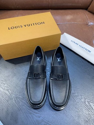 l家 Size:39-44 38.45定做 原单Lv官网男士休闲皮鞋，顶级原单复刻， -鞋面：牛皮工艺、纳帕牛皮、鞋身车缝品牌Logo -内里：牛皮，垫脚；水染