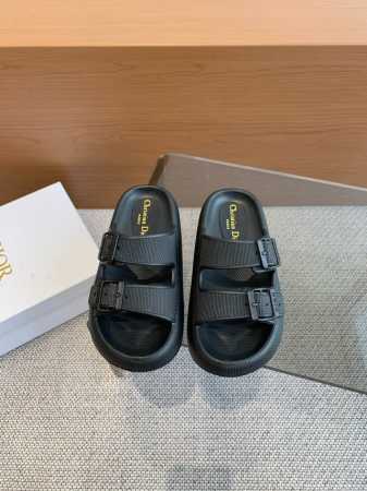 Dior 迪奥 2024ss 夏季新款 沙滩拖鞋 夏天到海边度假的最佳选择 这款最得意的设计就是垫脚磨砂面，区别于任何一款果冻鞋，碰水不会滑脚 下雨天或海边游玩 - 点击图像关闭