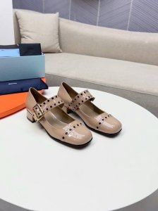 PRADA 普拉达 2025系列乐福鞋！一眼望去既经典又百搭！质感脚感都无需担心！ 出厂价 _____________________简单搭配很吸睛，大气，真心