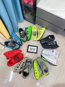 出厂价P Dior* Kawa迪奥联名2025新款休闲运动鞋，以 Dior 的高订风格重新演绎跑步鞋。B35运用了质感细腻的皮革和网眼布面材质拼接而成，四季可穿