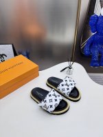 橙子出厂价p louis Vuitton 路易威登 Lv新配色 休闲魔术贴拖鞋 平底凉拖 情侣款 专柜同步更新 鞋面采用独一无二的驴家独特面料 面料轻盈透气 超