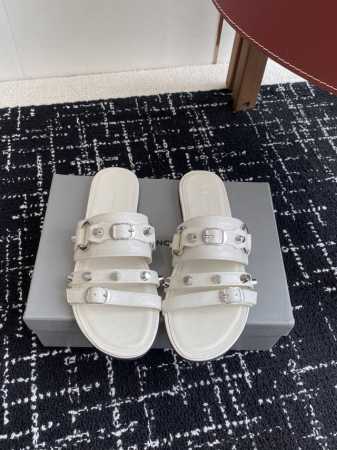 代购级 balenciaga 巴黎世家 25Ss 新款金属铆钉凉拖鞋系列 这双Cagole拖鞋鞋型是淑女拖鞋上面的铆钉又超级朋克街头简直太别致了 Ins爆款 原 - 点击图像关闭