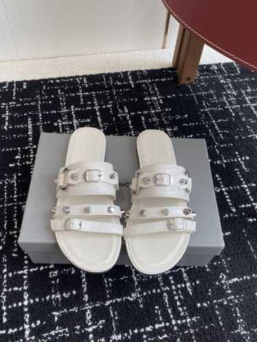 代购级 balenciaga 巴黎世家 25Ss 新款金属铆钉凉拖鞋系列 这双Cagole拖鞋鞋型是淑女拖鞋上面的铆钉又超级朋克街头简直太别致了 Ins爆款 原