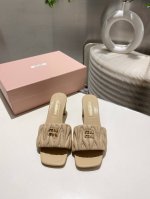 出厂价 。2025MiuMiu 春夏新款拖鞋系列 1：1开模. 欧美名媛 明星 网红款 ，亲肤柔软春夏必备款 富有时尚元素，鞋面外表电绣缪缪扣子贵气感十足， 面